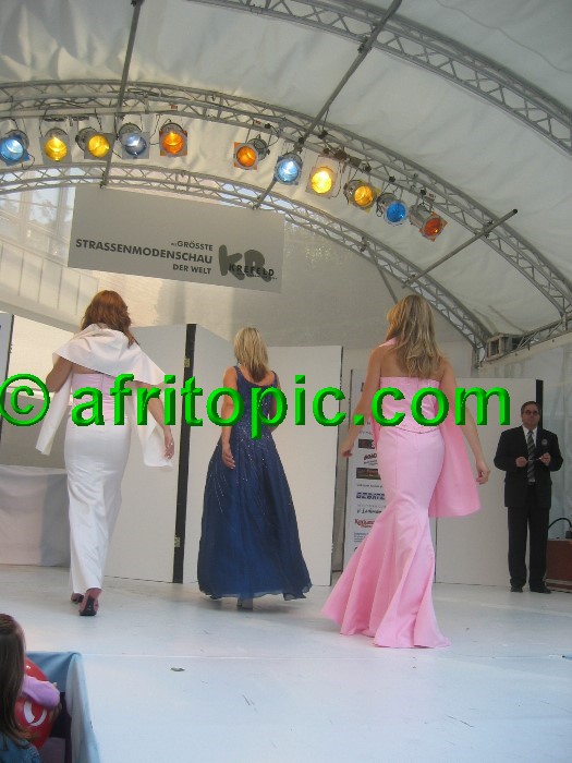 ../Images/Krefeld-Strssenmodenschau-2005 454.jpg